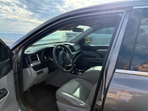 Used 2017 Toyota Highlander LE w/ Carpet Mat Package FWD image 6
