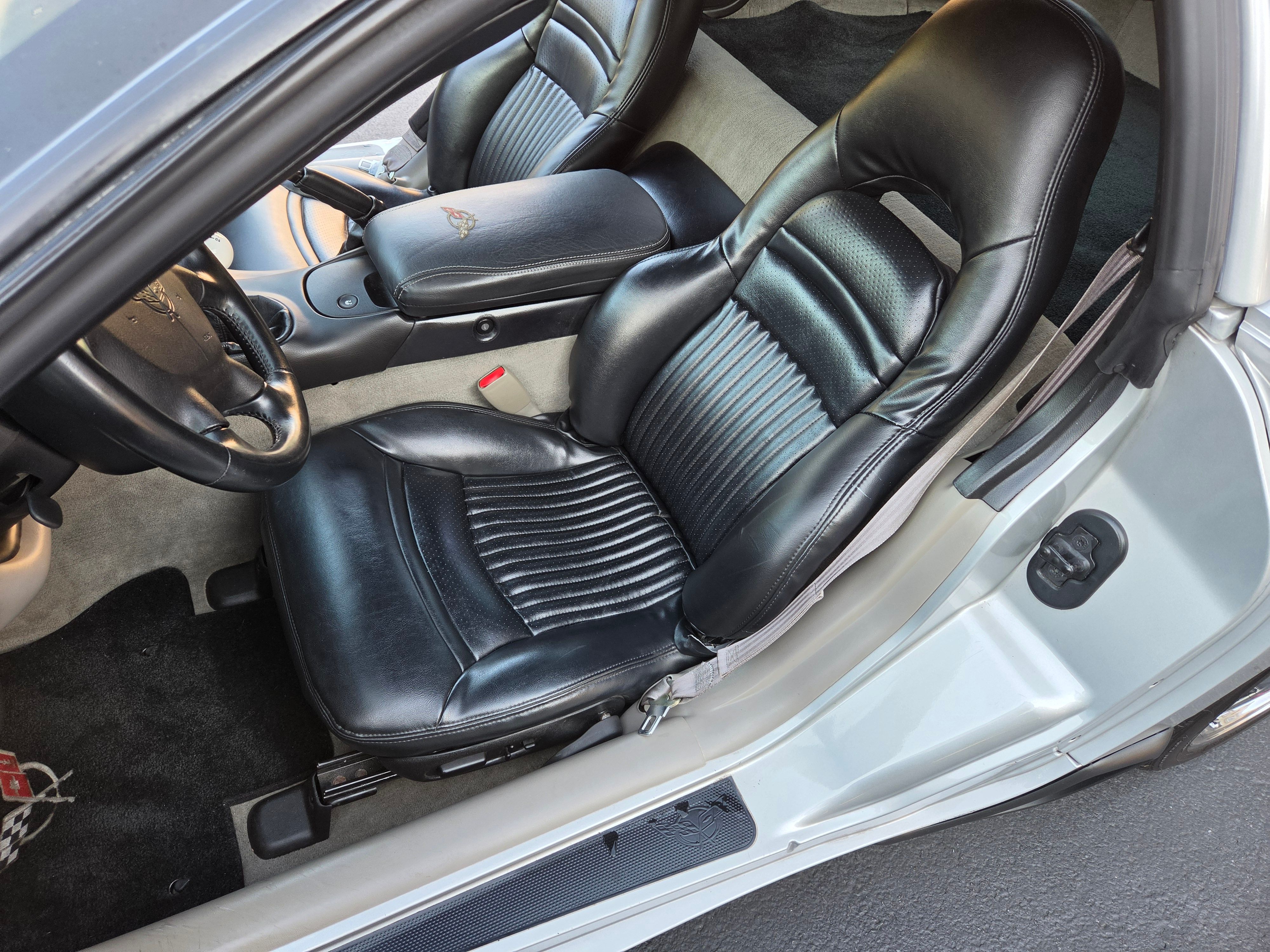 Used 1999 Chevrolet Corvette Coupe w/ Performance Handling Pkg RWD image 9