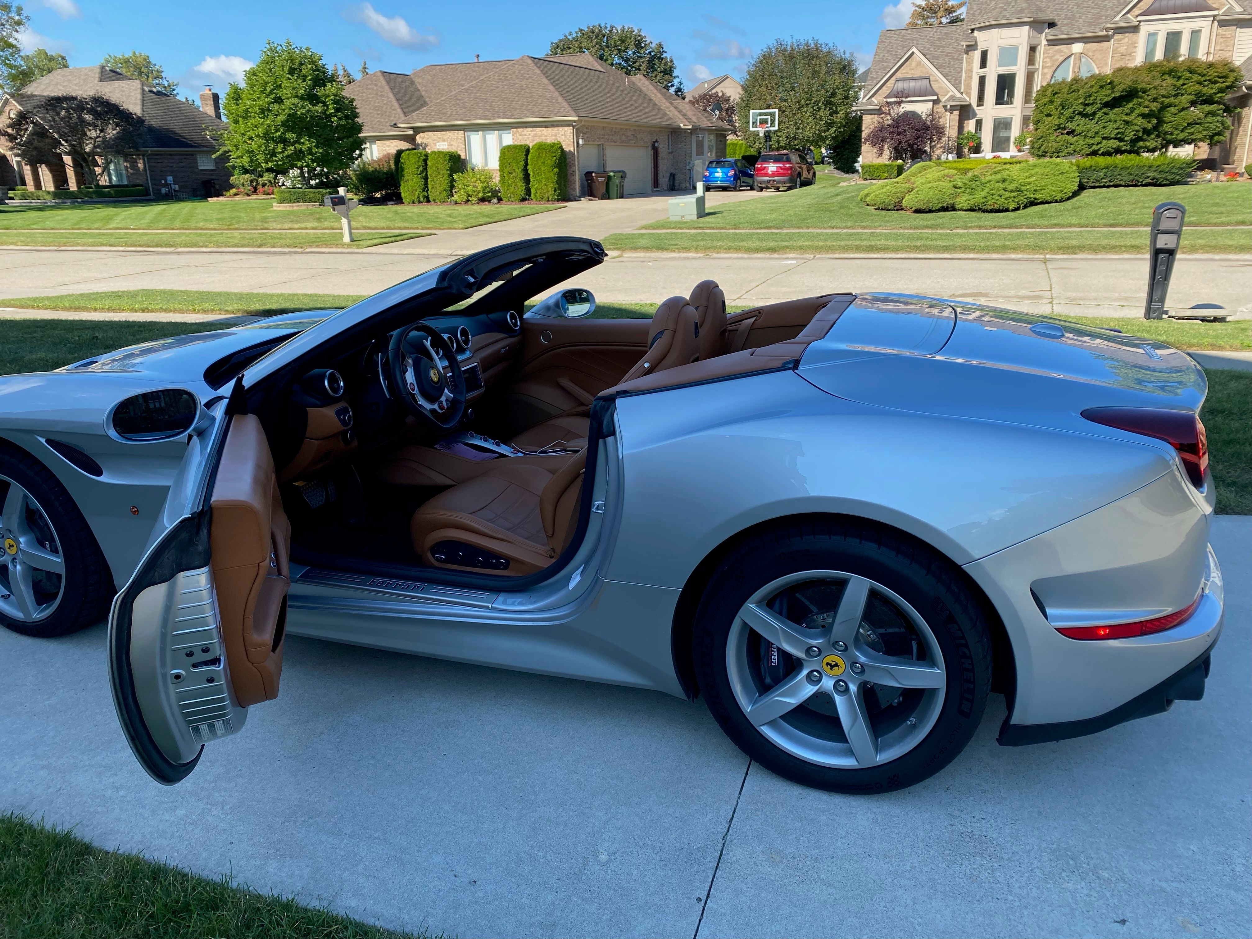 Used 2015 Ferrari California T RWD image 16