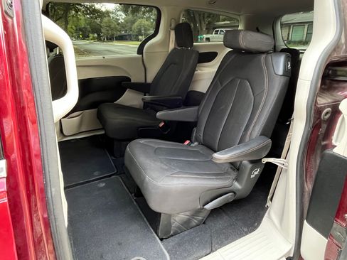 Used 2018 Chrysler Pacifica Touring Plus image 9