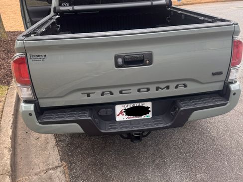 Used 2022 Toyota Tacoma TRD Sport w/ Technology Package image 8