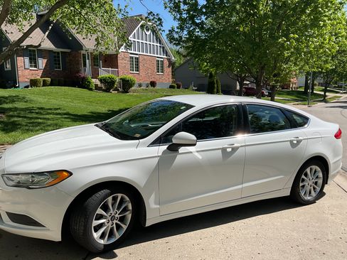 Used 2017 Ford Fusion SE FWD image 1