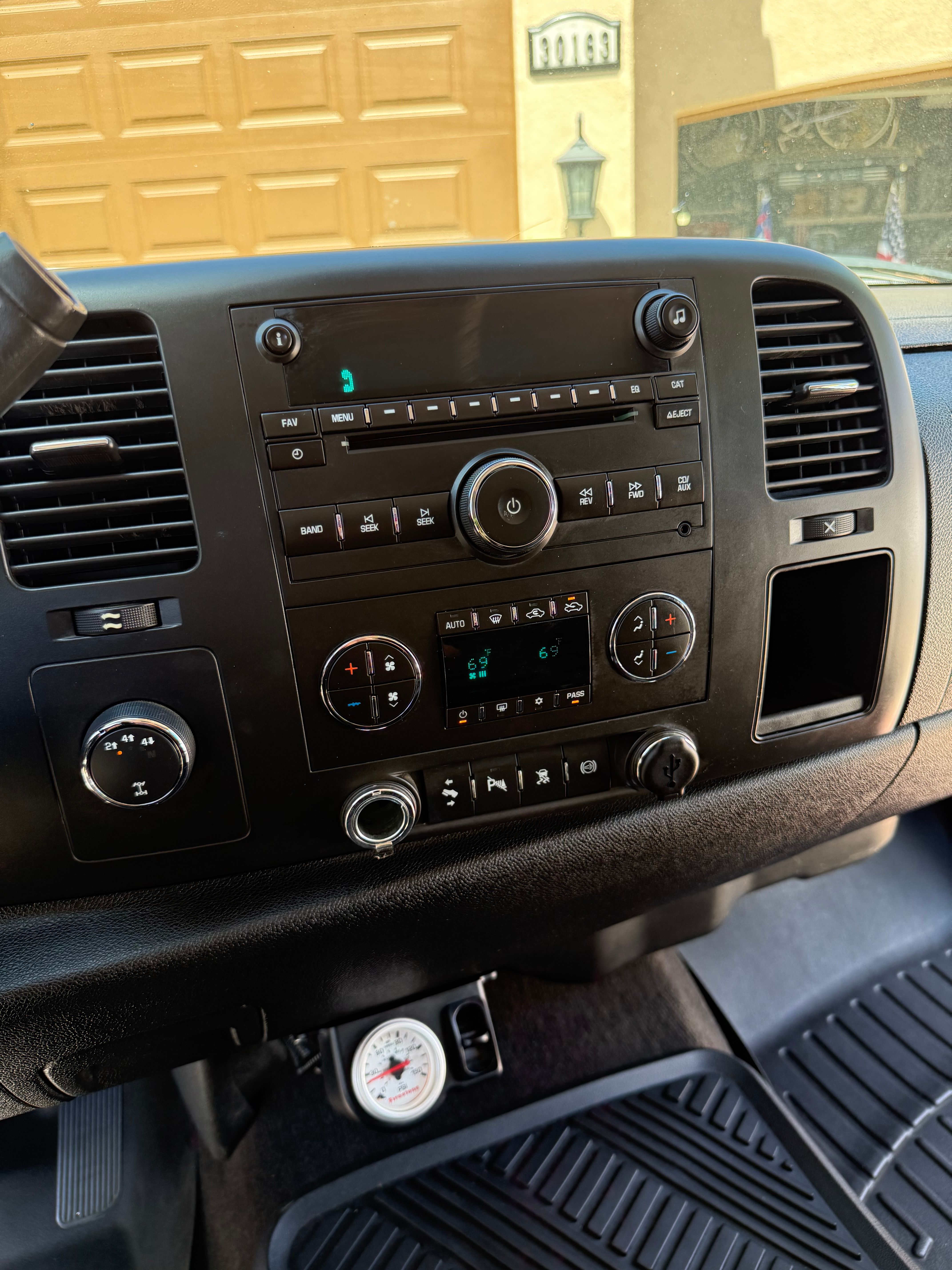 Used 2011 GMC Sierra 2500 SLE w/ SLE Preferred Package AWD/4WD image 18