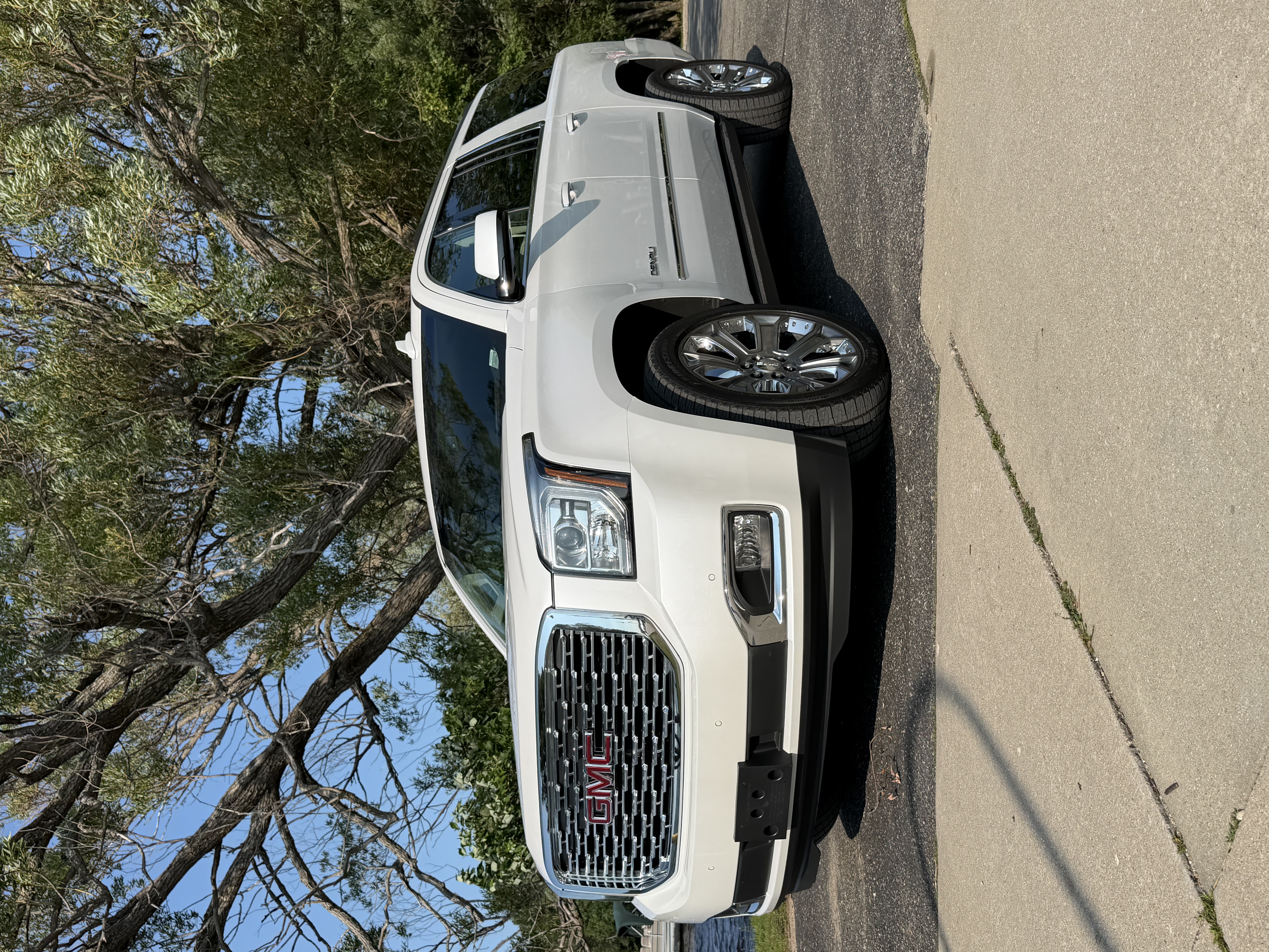 Used 2019 GMC Yukon XL Denali w/ Denali Ultimate Package AWD/4WD image 4