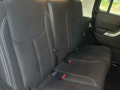 Used 2017 Jeep Wrangler Unlimited Sahara w/ Connectivity Group AWD/4WD image 10