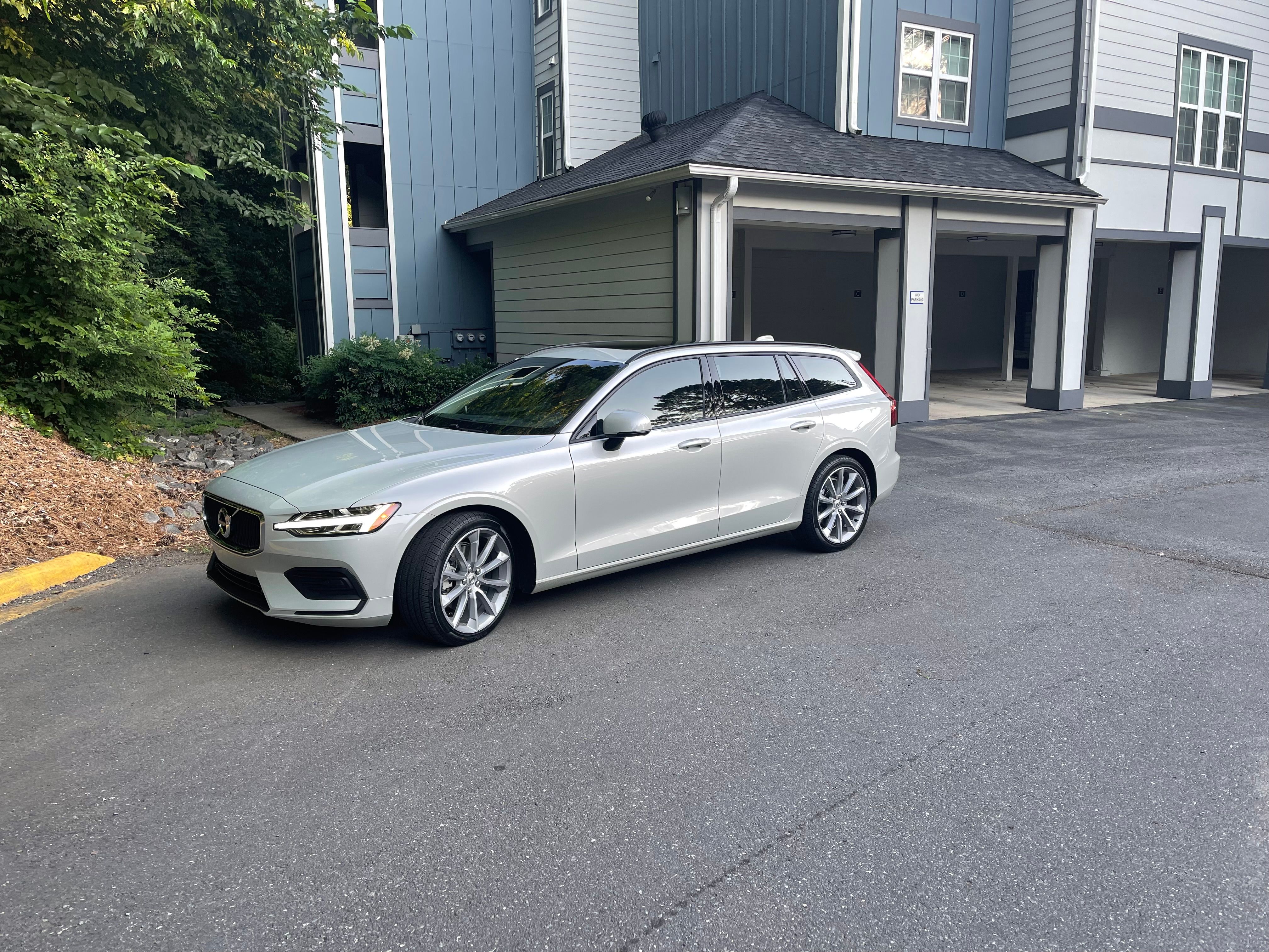 Used 2020 Volvo V60 T5 Momentum FWD image 1