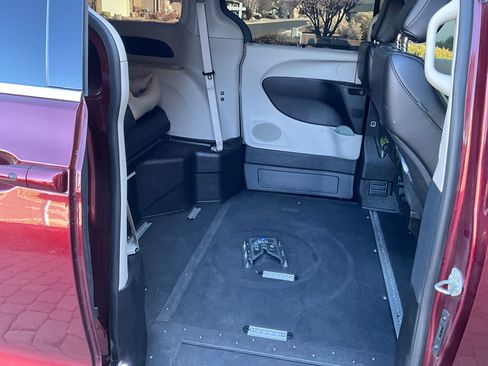 Used 2023 Chrysler Pacifica Touring-L image 11