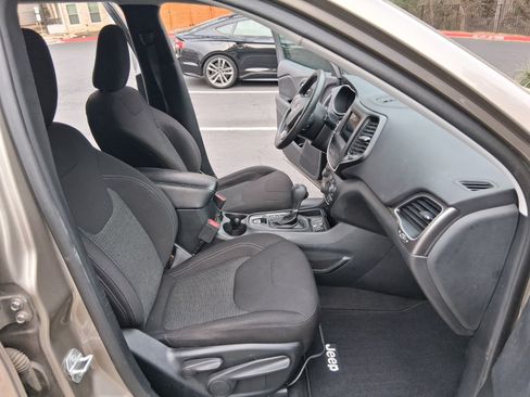 Used 2019 Jeep Cherokee Latitude w/ Popular Appearance Group image 14