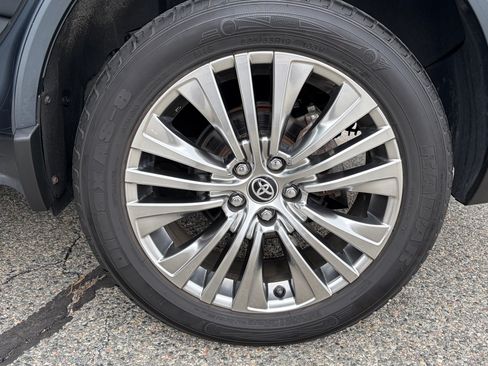 Used 2021 Toyota Venza XLE w/ Softex Package image 14