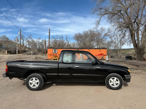 Used 1995 Toyota Tacoma Pickup image 1