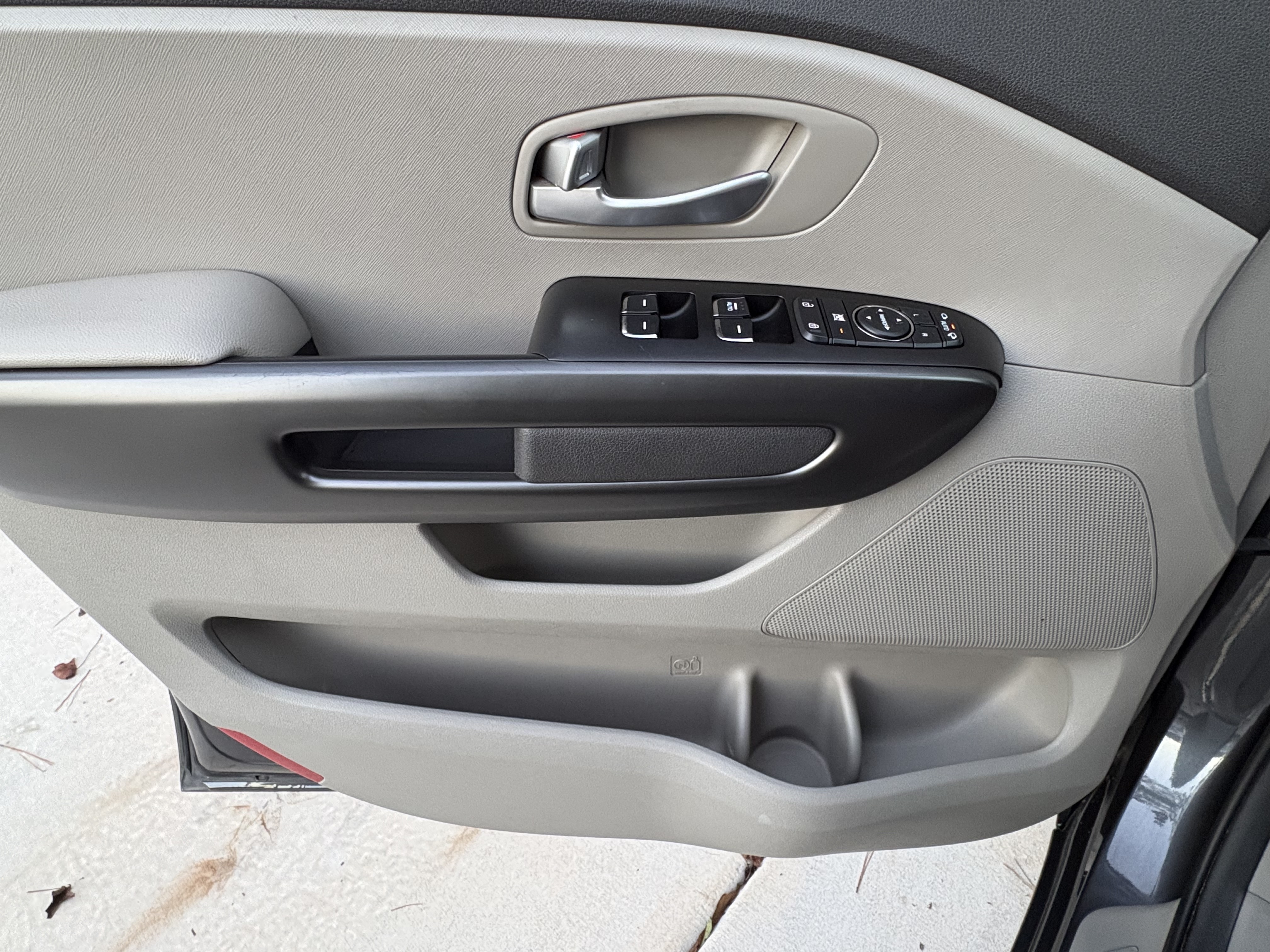 Used 2016 Kia Sedona LX w/ Option Group 020 FWD image 22
