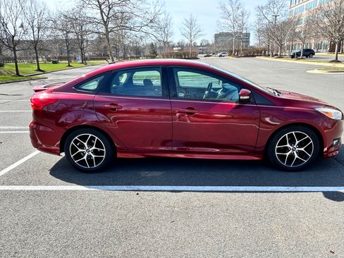 Used 2016 Ford Focus SE w/ SE Sport Package image 5