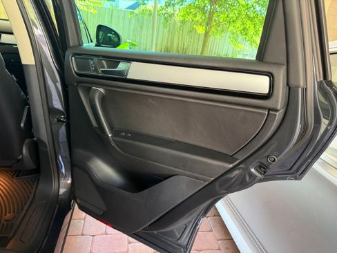 Used 2016 Volkswagen Touareg Sport image 21