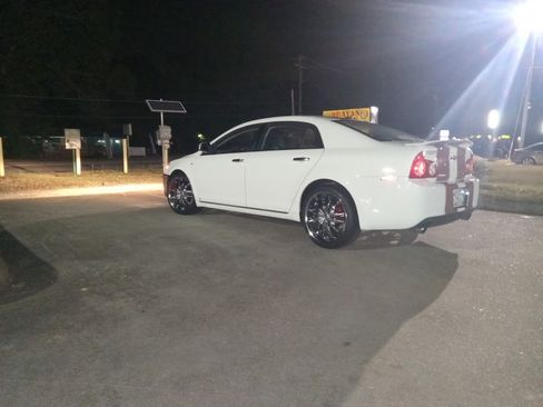 Used 2008 Chevrolet Malibu LTZ w/ Rear Power Package image 12