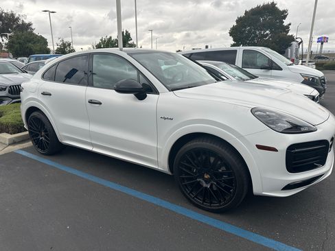 Used 2022 Porsche Cayenne E-Hybrid Coupe AWD/4WD image 2