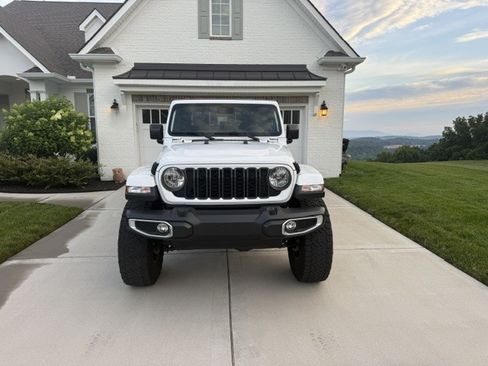 Used 2024 Jeep Gladiator Sport AWD/4WD image 18