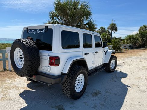 Used 2022 Jeep Wrangler Unlimited Rubicon w/ LED Lighting Group AWD/4WD image 3