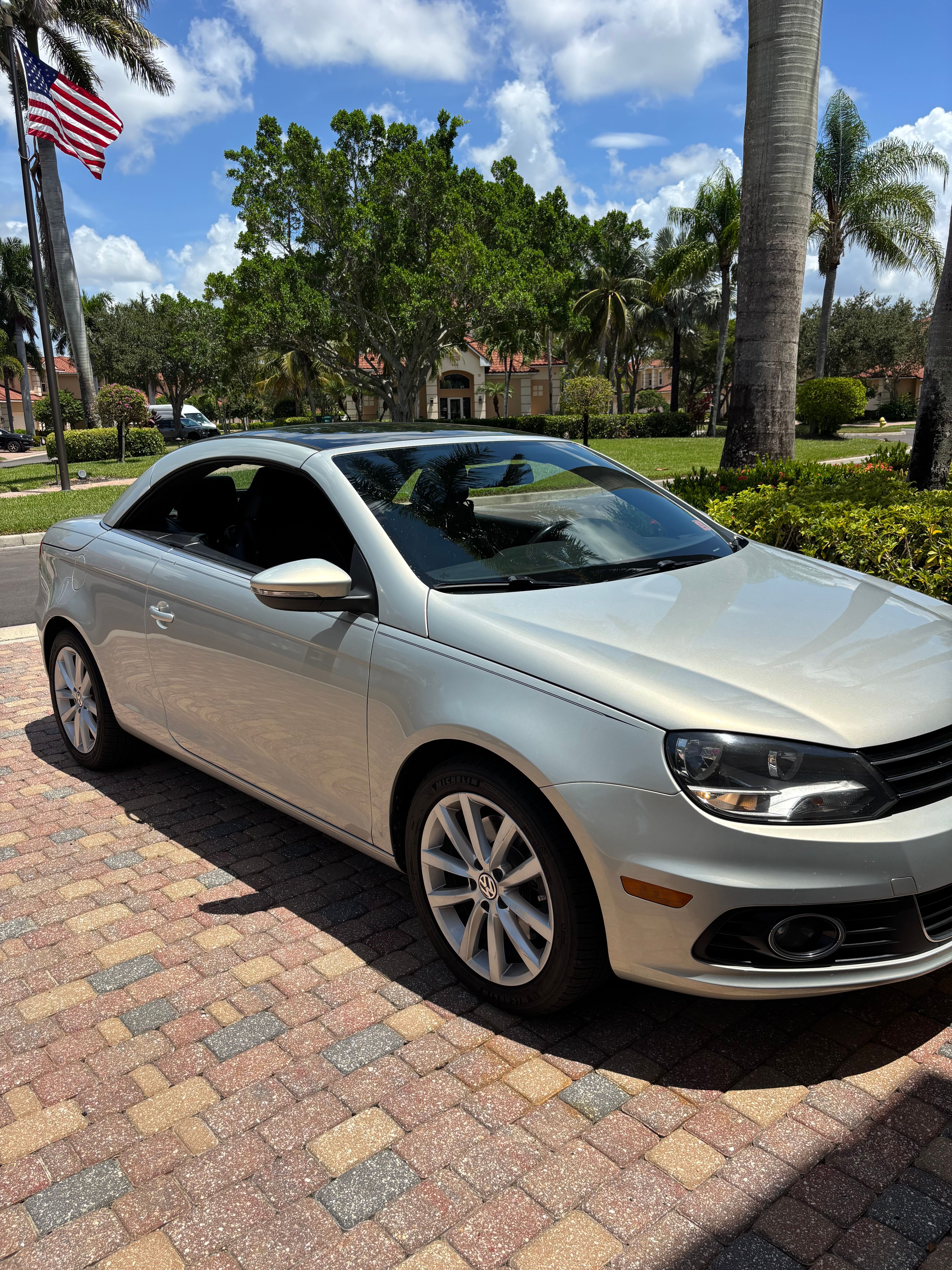 Used 2012 Volkswagen Eos Komfort FWD image 1