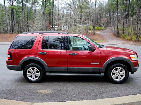 Used 2006 Ford Explorer XLT image 6