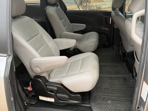 Used 2017 Toyota Sienna Limited Premium image 21