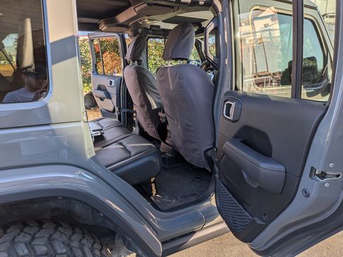 Used 2022 Jeep Wrangler Unlimited Rubicon w/ Trailer Tow Package image 14