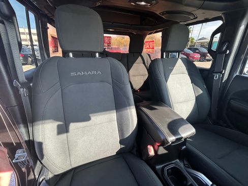 Used 2018 Jeep Wrangler Unlimited Sahara image 16