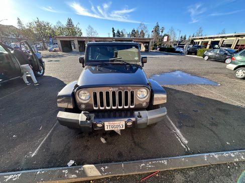 Used 2016 Jeep Wrangler Unlimited Sahara w/ Connectivity Group AWD/4WD image 15
