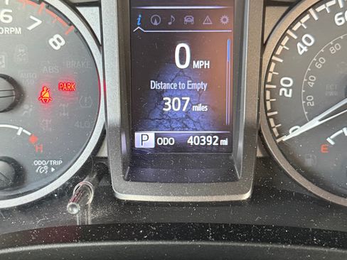 Used 2017 Toyota Tacoma TRD Sport w/ Tow Package image 5