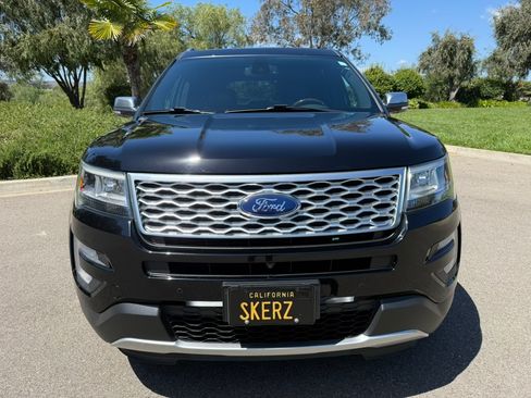 Used 2017 Ford Explorer Platinum image 2
