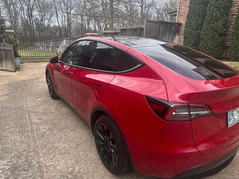 Used 2021 Tesla Model Y Long Range image 16