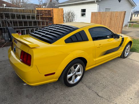 Used 2005 Ford Mustang GT Premium image 2