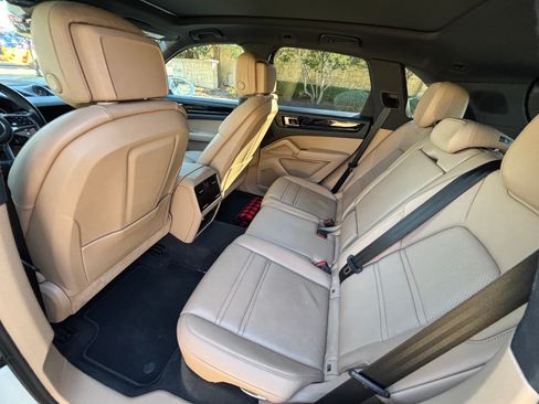 Used 2019 Porsche Cayenne E-Hybrid image 6