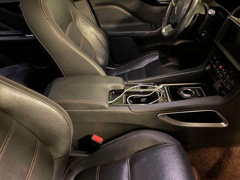 Used 2019 Jaguar F-PACE Prestige image 12