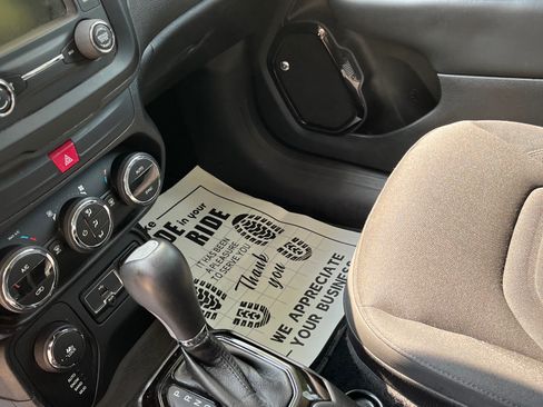 Used 2016 Jeep Renegade Latitude image 12