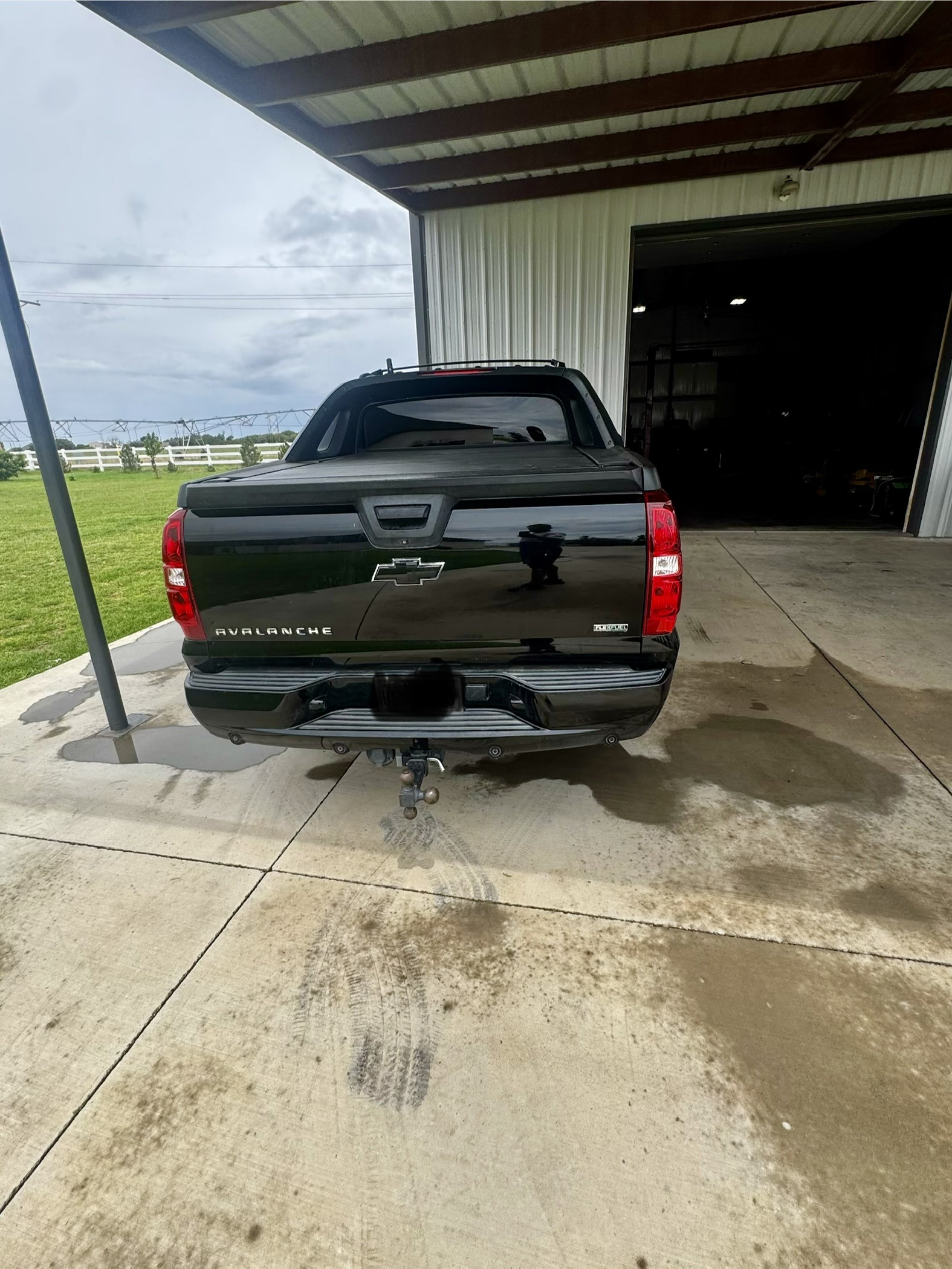 Used 2011 Chevrolet Avalanche LTZ RWD image 2