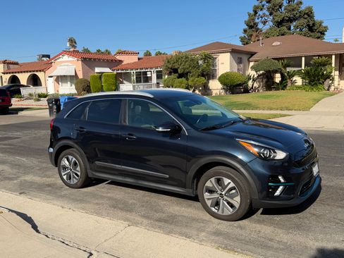 Used 2022 Kia Niro EX FWD image 1