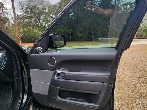 Used 2020 Land Rover Range Rover Sport SE image 12