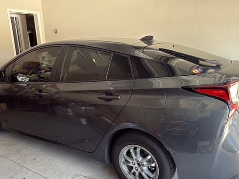 Used 2022 Toyota Prius LE image 2