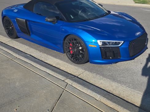 Used 2018 Audi R8 V10 w/ Carbon Exterior Package image 1