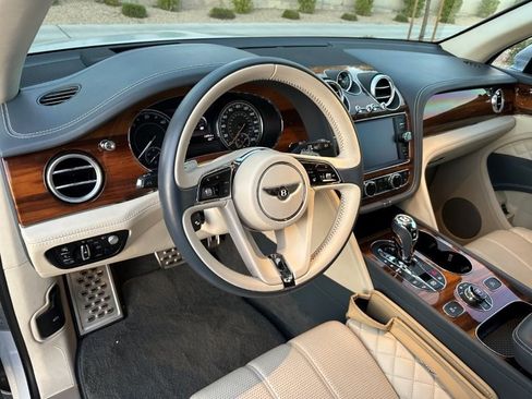 Used 2020 Bentley Bentayga Plug-In Hybrid image 9