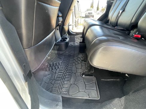 Used 2015 Jeep Wrangler Unlimited Rubicon w/ Connectivity Group image 16