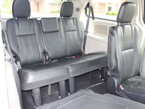 Used 2016 Chrysler Town & Country Touring FWD image 15