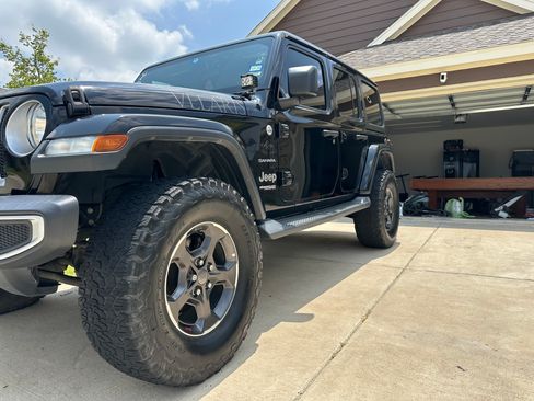 Used 2018 Jeep Wrangler Unlimited Sahara AWD/4WD image 10
