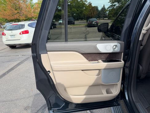 Used 2024 Lincoln Navigator L Reserve AWD/4WD image 11