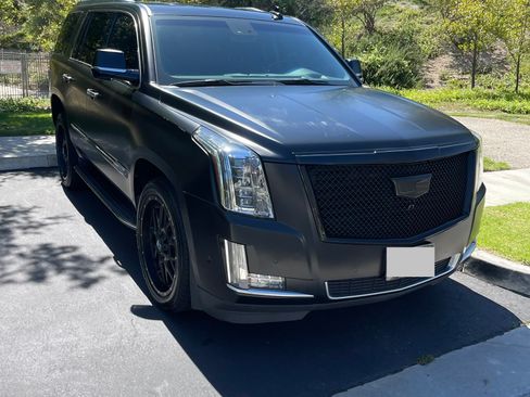 Used 2017 Cadillac Escalade Luxury image 2