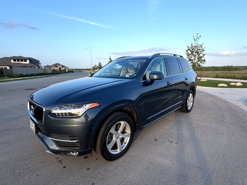 Used 2019 Volvo XC90 T5 Momentum image 2