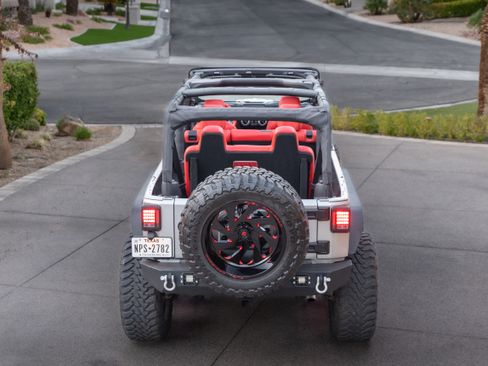 Used 2017 Jeep Wrangler Unlimited Rubicon w/ Connectivity Group image 6