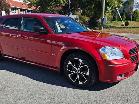 Used 2005 Dodge Magnum SE image 2
