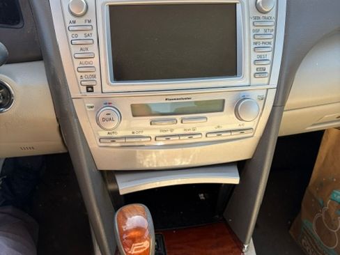 Used 2011 Toyota Camry XLE w/ SE/XLE Extra-Value Pkg FWD image 11