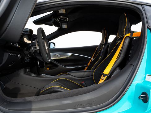 Used 2023 McLaren Artura image 26